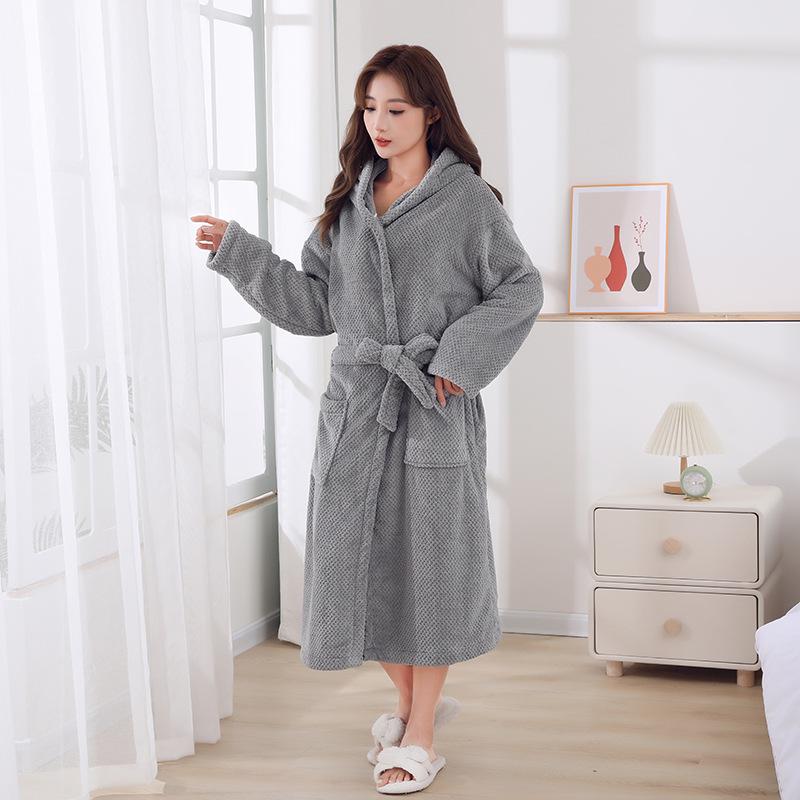 Четыре сезона Мерау Халат из кораллового флиса с капюшоном: Плотное, носимое банное полотенце с перекрестной завязкой и длинными рукавами.