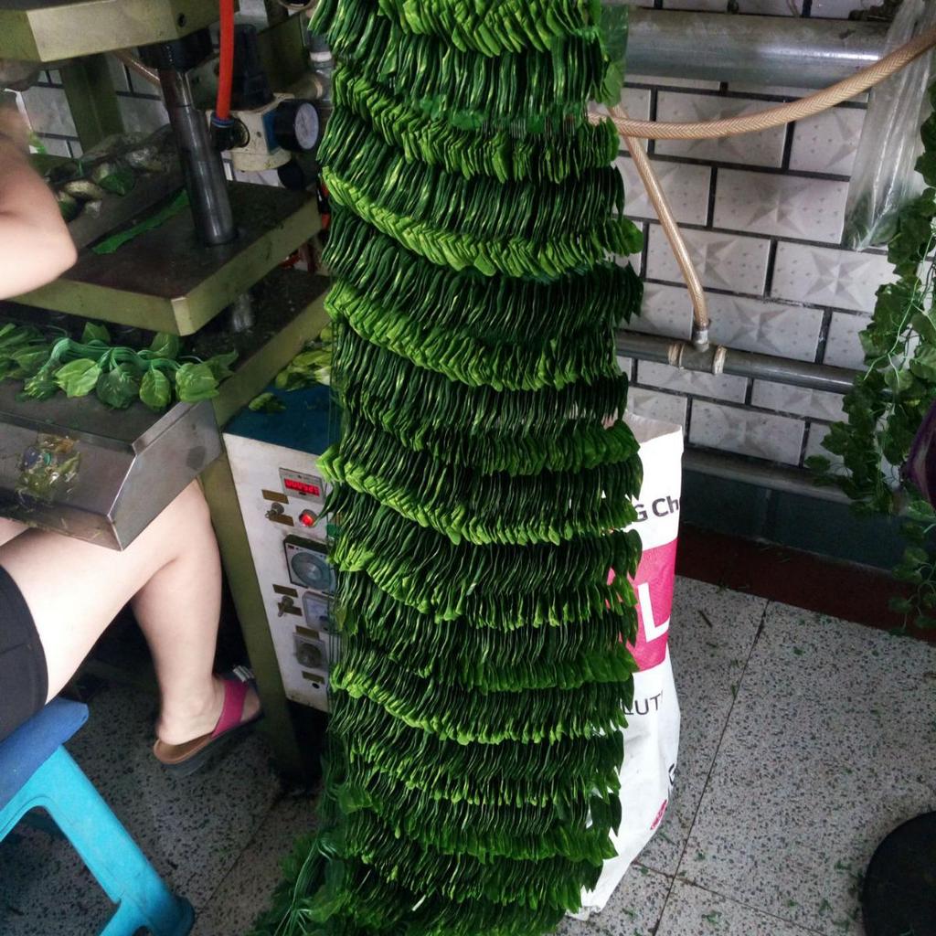 Искусственные листья ротанга и украшение из плюща