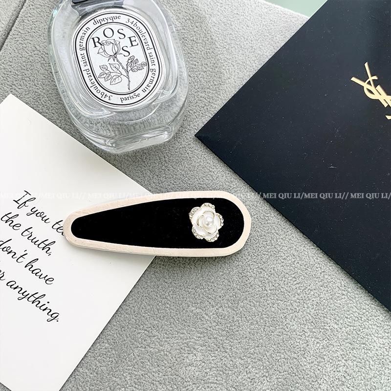 Elegant Black & White Camellia Hairpin - Classic French Style, Luxurious Bangs Clip, All-Match Hair Accessory for Women.