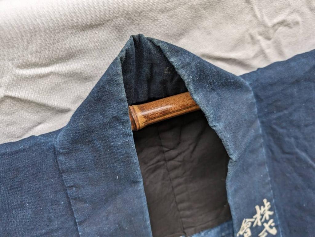 [Б/У] Антикварный синий хаппи-коат, с гербом «Мару-ни-Кити» (Символ удачи), Винтажный японский стиль Ёсихара, Корпоративный брендовый хантэн, Редкий хлопок айдзомэ, Япония