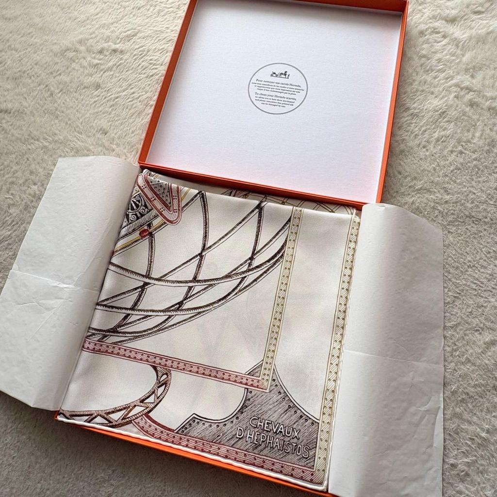 Б/у Шарф HERMES Hermes Carre 90 Лошади Гефеста Осень/Зима 2026 Новое поступление Новый