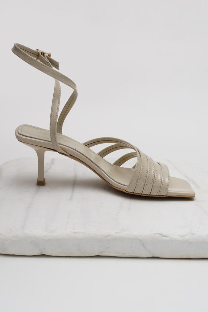 Женские модные босоножки на каблуке на лето