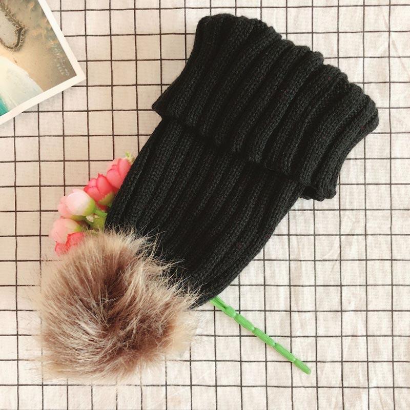 Уютная женская зимняя шапка с пушистым помпоном и стильным отворотом