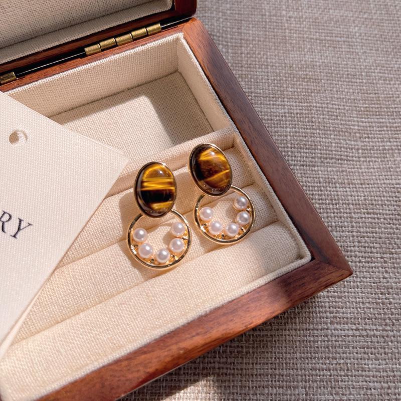 «Элегантные серьги с леопардовым принтом и янтарем с камнями тигровый глаз для женщин — легкие, роскошные и универсальные украшения на осень/зиму»