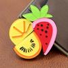 Брошь ручной работы из акрилового листа, соединенного внахлест, в виде фруктов клубники и лимона