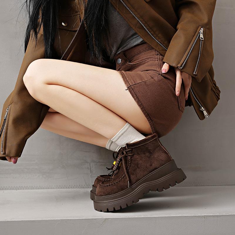 Ретро замшевые ботинки Мартина с круглым носком для женщин 2025 новые модные универсальные ремешки на толстой подошве каблук короткие ботинки