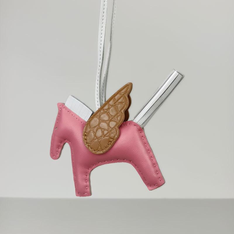 Подвеска для сумки-лошадки из натуральной кожи с отделкой из овчины и крокодила, сшитой вручную