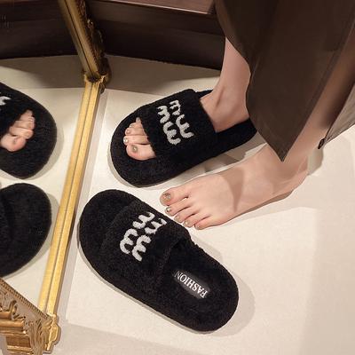 Пушистые тапочки с толстой подошвой для верхней женской одежды 2024 года, новые осенне-зимние модные домашние тапочки из хлопка с одной педалью