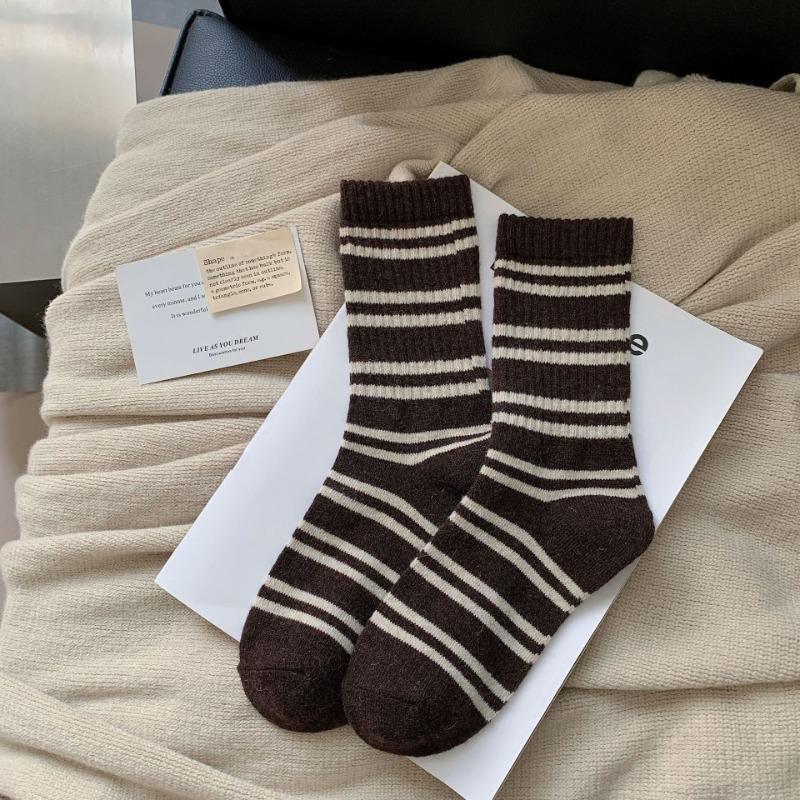 Женские осенне-зимние утолщенные теплые шерстяные носки средней длины в нерегулярную полоску