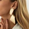 Уникальные асимметричные крупные спиральные серьги-гвоздики Ingemark для женщин, модные, с металлической геометрической текстурой, пирсинг, новые украшения 2026