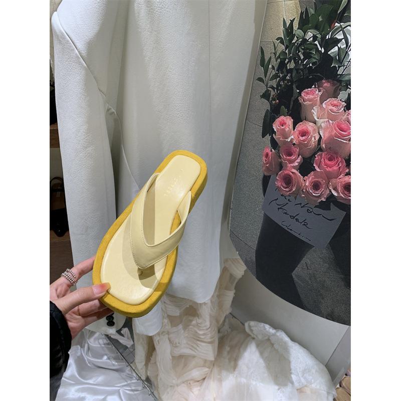 Корейская версия повседневных пляжных шлепанцев на платформе с леопардовым принтом, женские, весна-лето 2025, новые, удобные и нескользящие, для ношения на улице, с перемычкой для пальцев