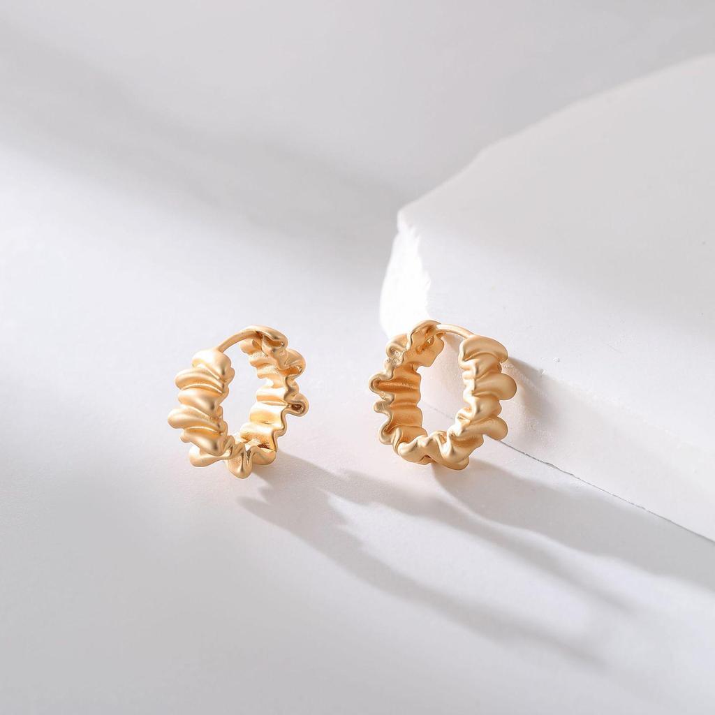 Минималистичные металлические серьги-кольца: Уникальный, смелый и стильный дизайн, который подчеркнет вашу модную ауру.