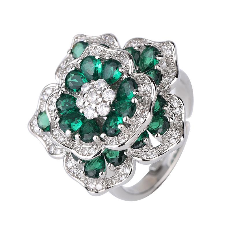 Ювелирные изделия Комплект из двух предметов: браслет-кольцо «Камелия», слегка усыпанный бриллиантами. Винтажный браслет из благородного топаза с рубинами цвета голубиной крови.