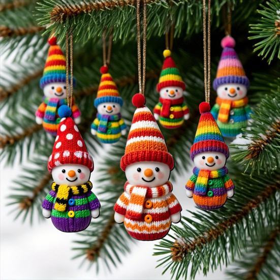 Деревянные елочные игрушки снеговики, красочные фигурки снеговиков в шапках с помпонами, праздничное украшение для рождественской елки