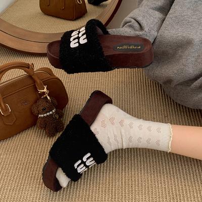 Тапочки Queen Fan черные ретро на толстой подошве пушистые женские 2025 новые осенне-зимние носить с юбкой хлопковые тапочки