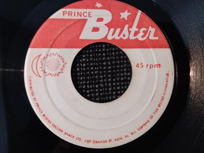 7-дюймовая пластинка PRINCE BUSTER & PRINCE BUSTER'S ALL - Рука руку моет / Time Ma NONE Принц Бастер Ямайский Регги, Ска и Даб Б/У