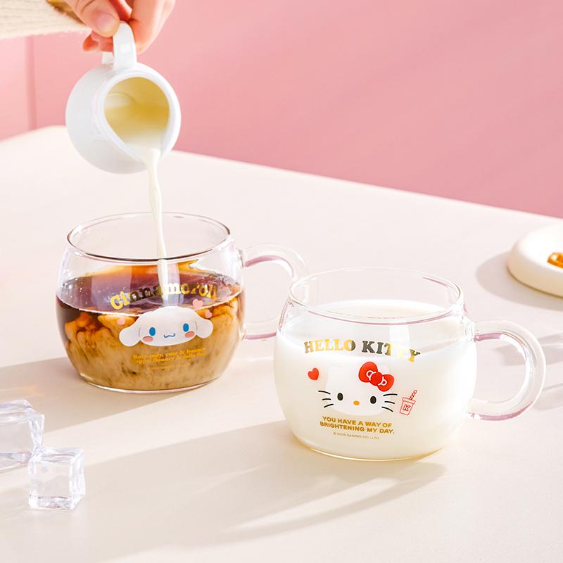 Детская стеклянная кружка Sanrio для кофе, воды и напитков из высокопрочного боросиликатного стекла с ручкой, с принтом Куроми и Hello Kitty, для молока и сока.