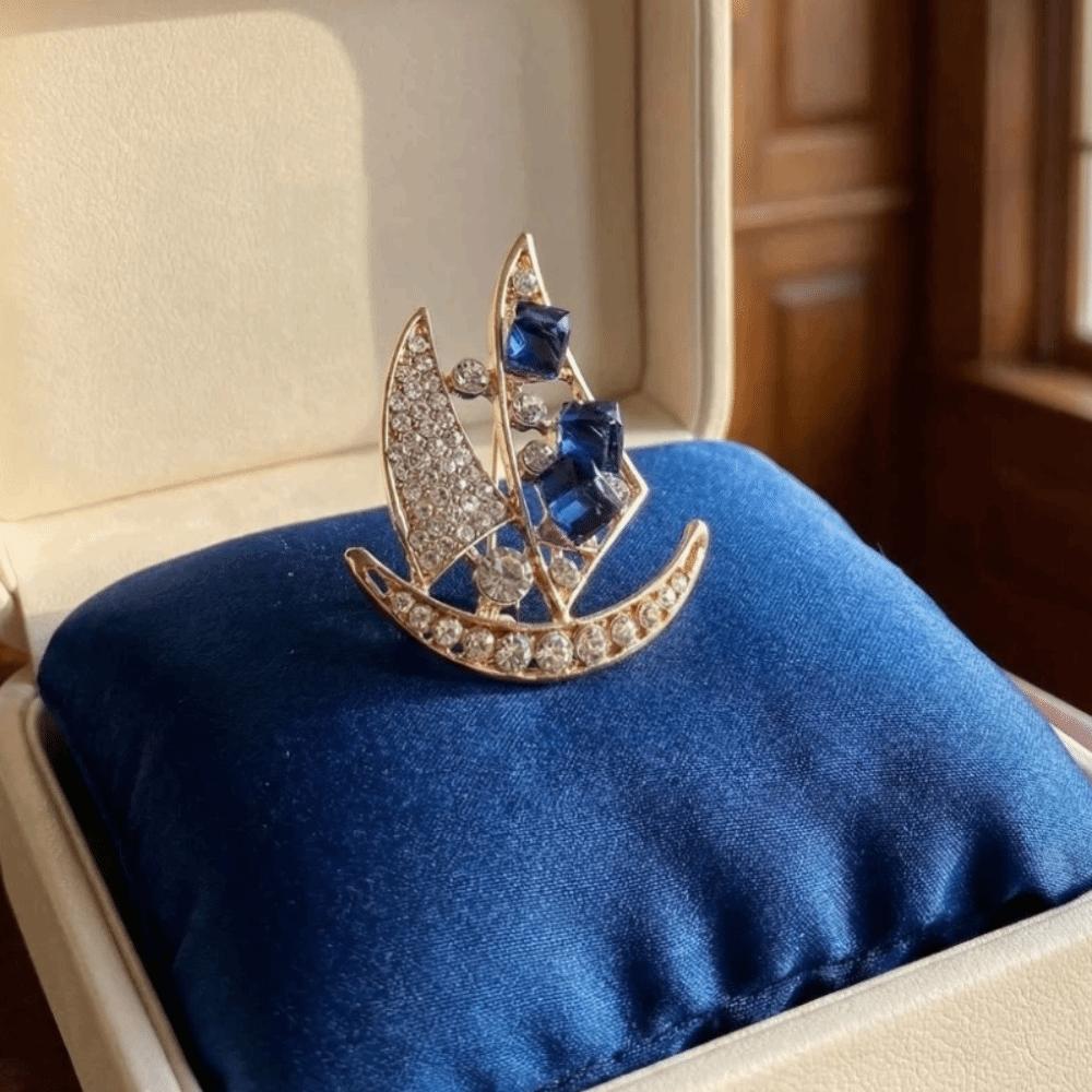 Temperament Alloy Rhinestone Sailboat Brooch Boat Badge Crystal Men Brooch Clothing Accessory Korean Style Suit Collar Pin Gift