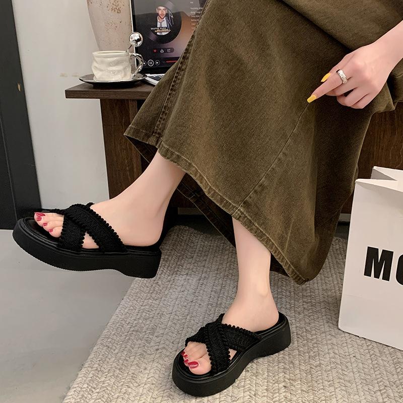 Thick-soled Slippers Women's Summer Wear Fashion 2025 New Internet Celebrity Explosion Cool Slippers Women's Seaside Beach Women