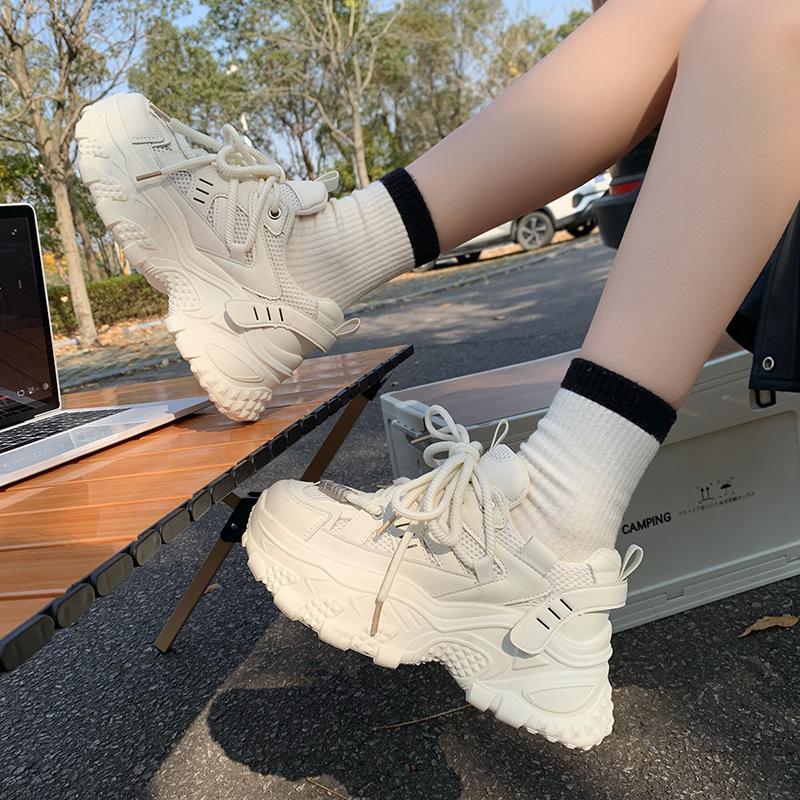 Модные женские туфли для папы на толстой подошве 2025 года, новые повседневные кроссовки для мужчин небольшого роста и тонкости из сетчатой ткани с дышащими вставками