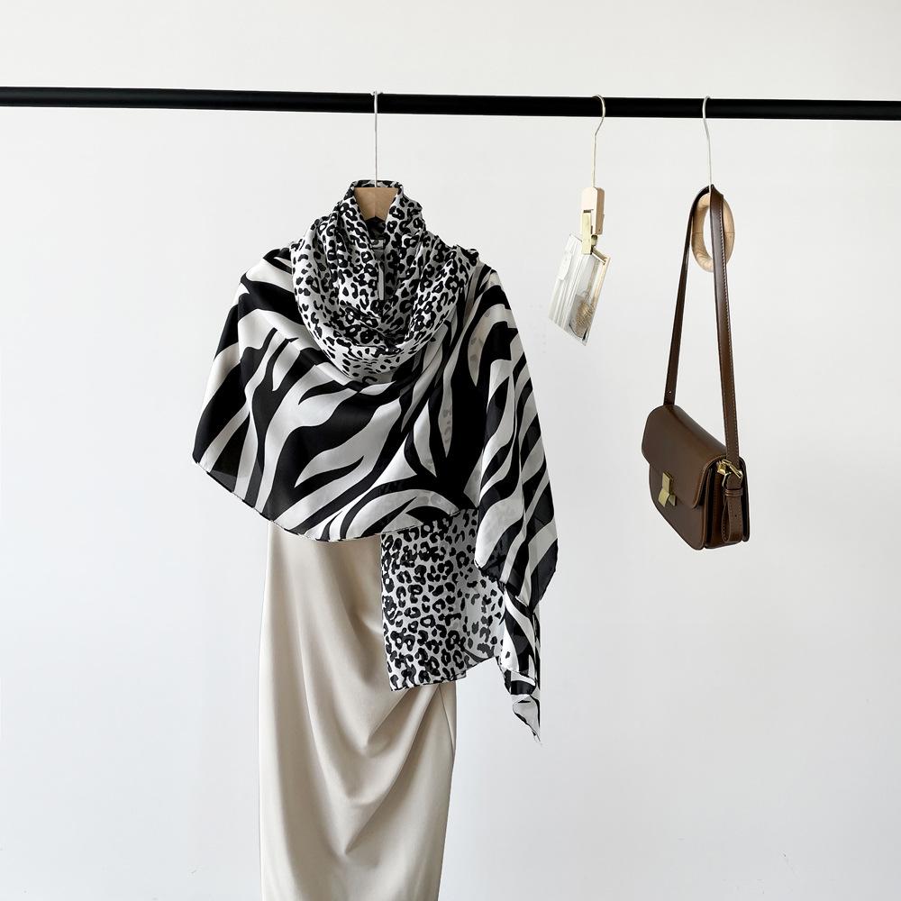 The New Leopard Print Patchwork Shawl Is Fashionable Retro Breathable and Sun-protective Thin Silk Scarf