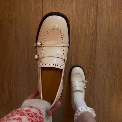 Гигантская Красота~ Резная Пряжка Ремня Лоферы на Низком Каблуке Женские Туфли из Маленькой Кожи в Британском Стиле с Круглым Носком Лакированная Кожа Однопедальные Одинарные Туфли Женские