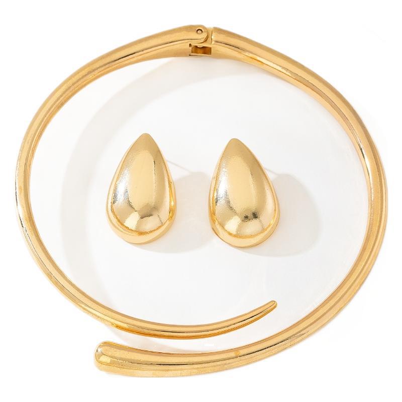 Модный комплект женских украшений