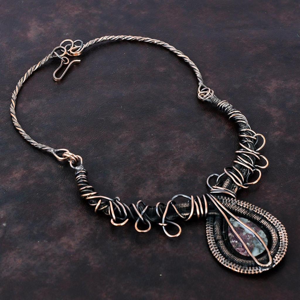 Ожерелье из эвдиалита, обернутое медной проволокой, ожерелье ручной работы с драгоценными камнями, регулируемое ожерелье, медные украшения, подарок для женщин, антикварное ожерелье