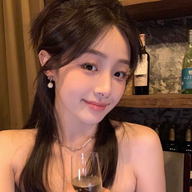 Французские ретро серьги-пусеты с жемчугом и инициалами 2024: Нишевый дизайн высокого класса