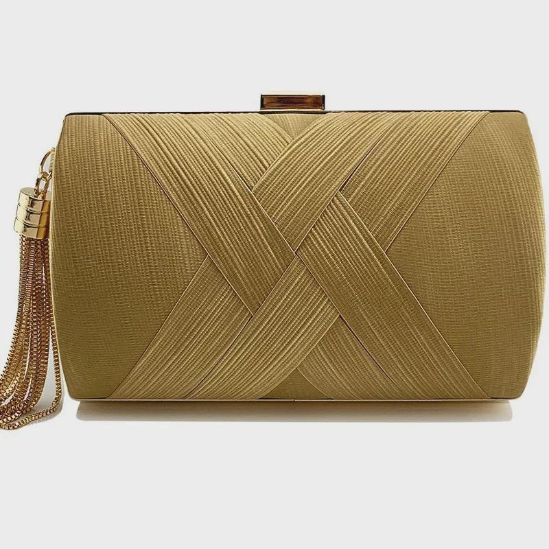 Вечерняя сумка-клатч с кисточками и металлическим плетением