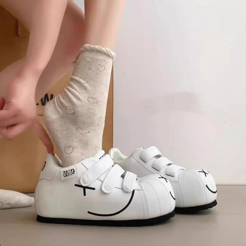 Туфли на липучках женские 2025 новые маленькие кеды модные универсальные студенческие повседневные спортивные белые туфли