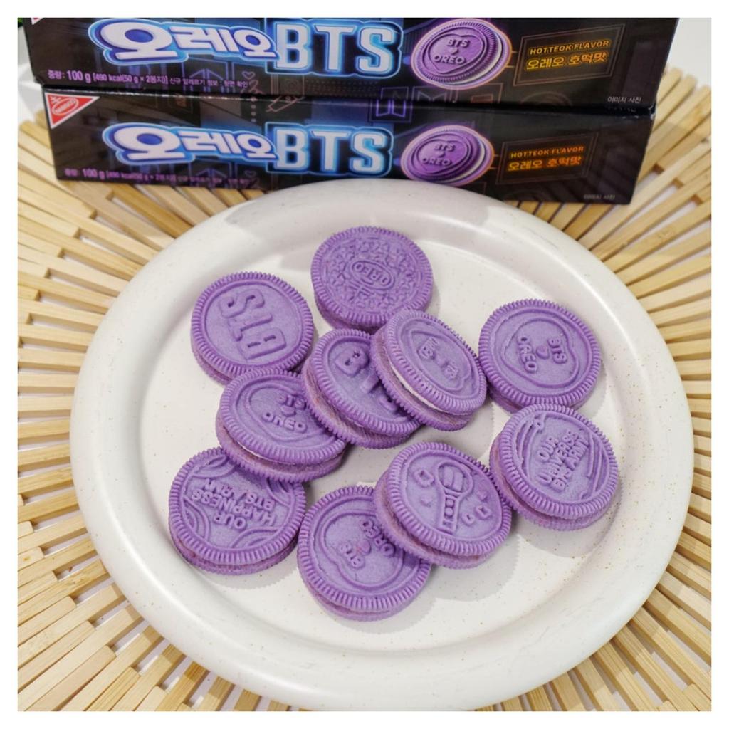 BTS x Oreo Ограниченная серия Хотток (Корейский сладкий блинчик) Набор из 3-х видов: Печенье с ароматом + Рукав для стакана с рисунком V из BTS