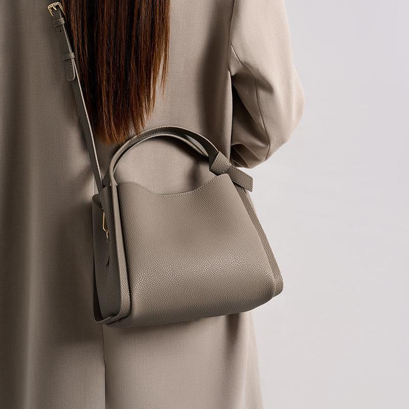 Супер огненная сумка-ведро женская 2025 осень и зима новая текстурированная большая вместимость портативная на плечо сумка-мессенджер атмосферная сумка для поездок