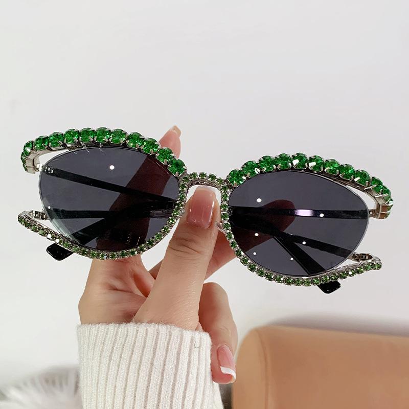 Luxury Cat Eye Sunglasses with Color Diamonds Fashion Trend Women Glasses Gafas De Sol Personalized Crystal Design
