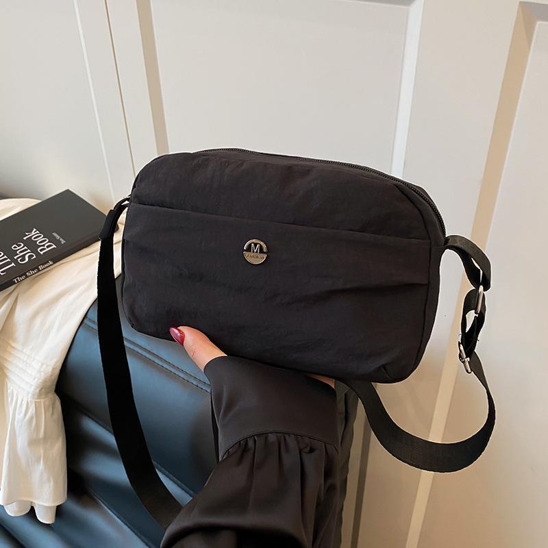 Повседневная новая легкая маленькая квадратная сумка женская личность легкая и универсальная однотонная простая сумка-мессенджер для студентов и покупок