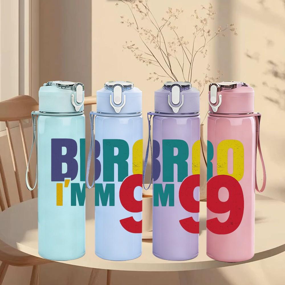 1PC Bro Im Nine Bold Letter 750ml Color Plastic Sports Water Bottle Leakproof Flip Straw Lid Suitable for Sports Office Home Use