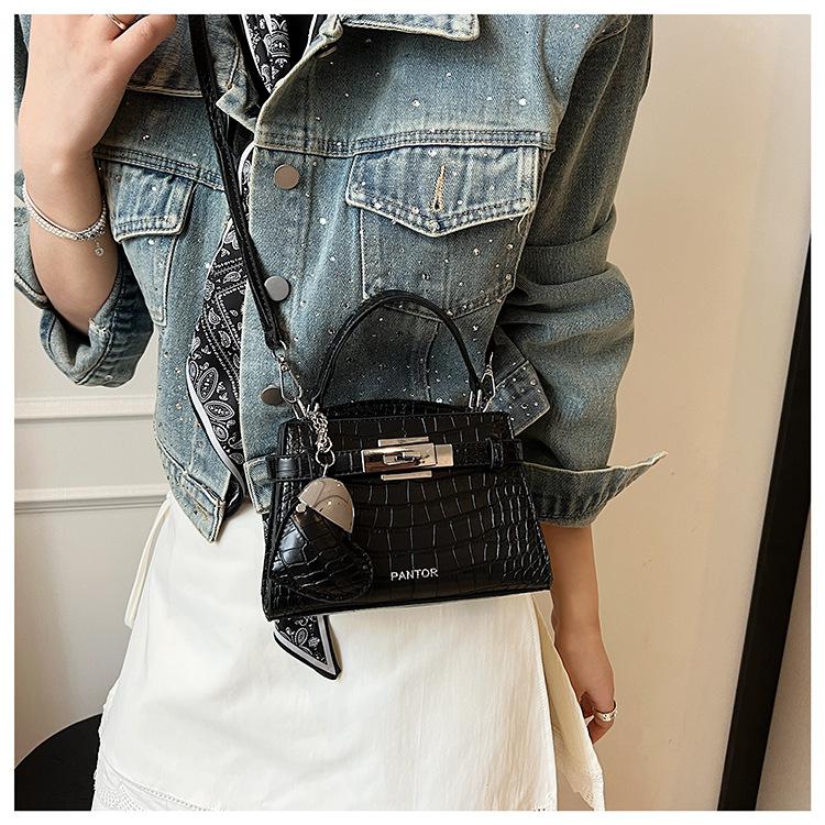 Весенняя Сумка, Женская Сумка на Одно Плечо Crossbody с Подвеской, Высококлассный Стиль, Нишевая Мода для Поездок на Работу, Женская Сумка