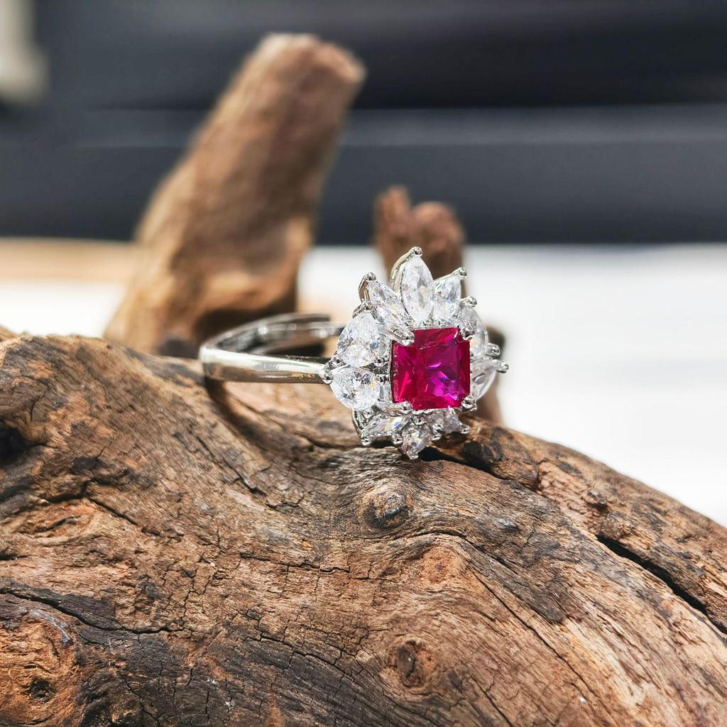 Gessen Jewelry: Элегантный набор: серьги, кольцо и подвеска с красными цирконами