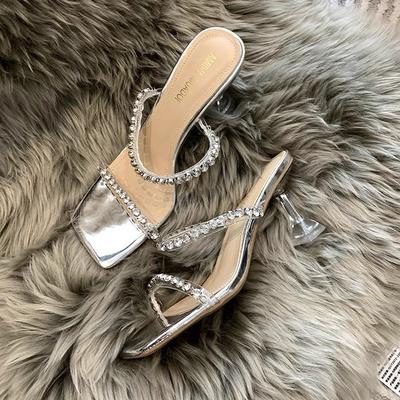 Одно слово с прозрачными высокими каблуками толстый каблук 2025 новые кристальные крутые тапочки верхняя одежда женские летние серебряные сандалии со стразами женские