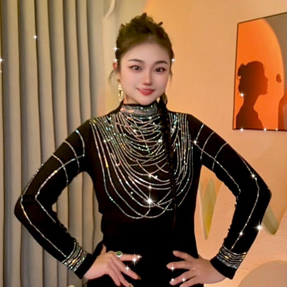 Модный теплый топ со стразами Осень/Зима 2024: Универсальная базовая футболка с длинным рукавом для мам, скрывающая живот и омолаживающая.