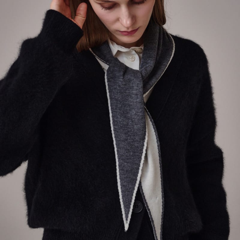 Saint Luxure 100% Wool Triangle Petite Muffler White Gray