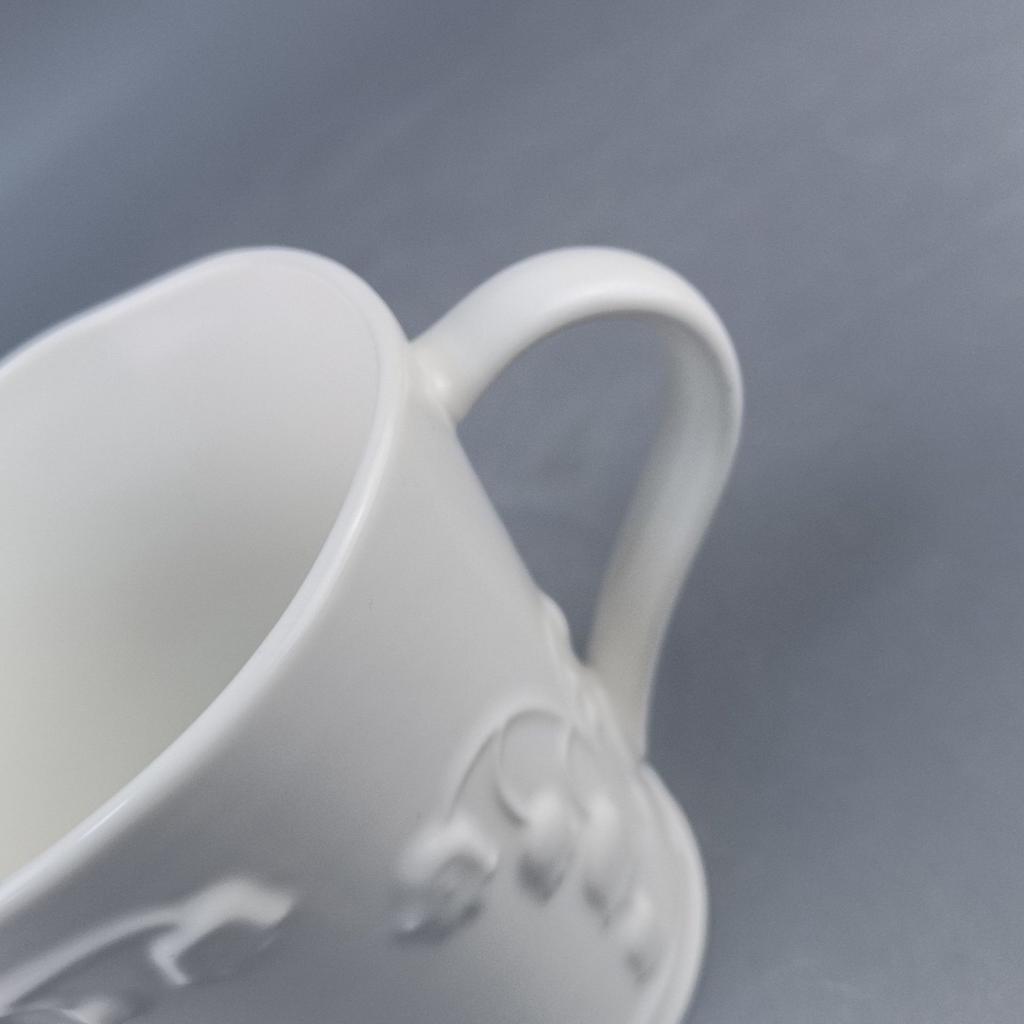 Простая белая чашка для воды с тисненым цветком ландыша, креативная керамическая кружка средней температуры, элегантная офисная кофейная чашка