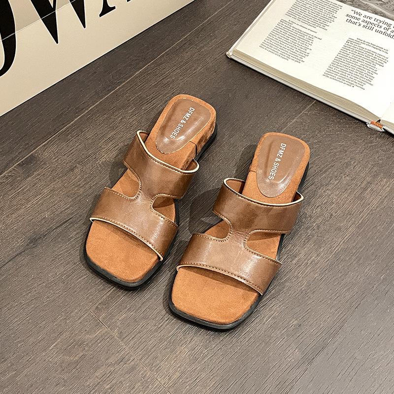 Французский простой темперамент танкетка толстая подошва закрытый носок крутые шлепанцы женские летние 2025 новые с юбкой римские сандалии