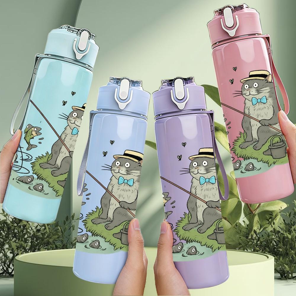 1PC Fishing Bear Cartoon 750ml Color Plastic Sports Water Bottle Leakproof Flip Straw Lid Suitable for Sports Office Home Use