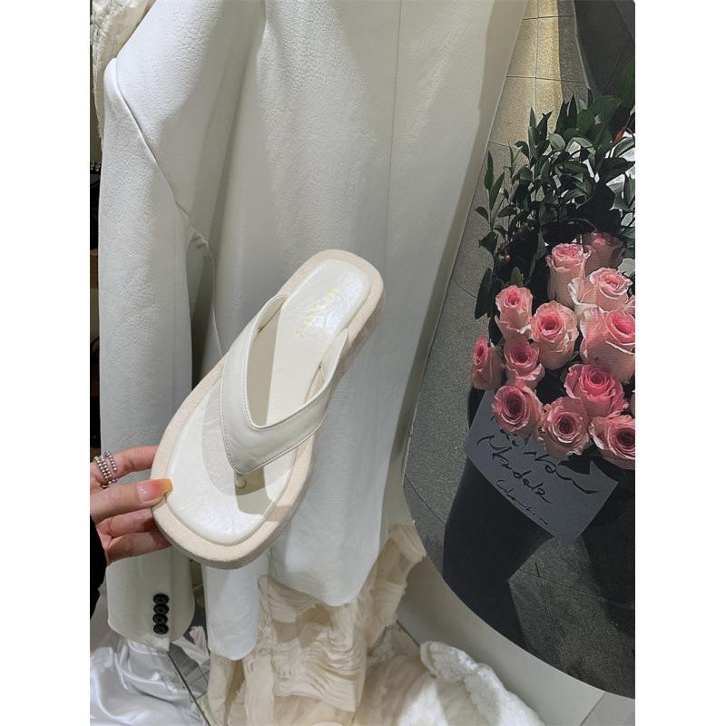 Корейская версия повседневных пляжных шлепанцев на платформе с леопардовым принтом, женские, весна-лето 2025, новые, удобные и нескользящие, для ношения на улице, с перемычкой для пальцев