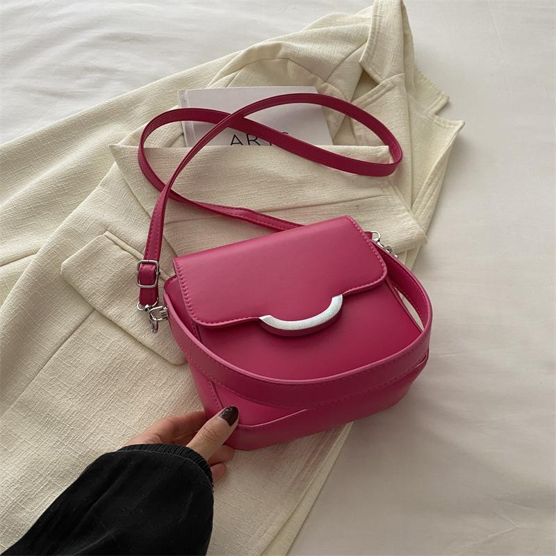 2024 новый темпераментный модный дизайн одно плечо через плечо иностранный стиль однотонный ретро повседневная подмышечная текстура сумка через плечо