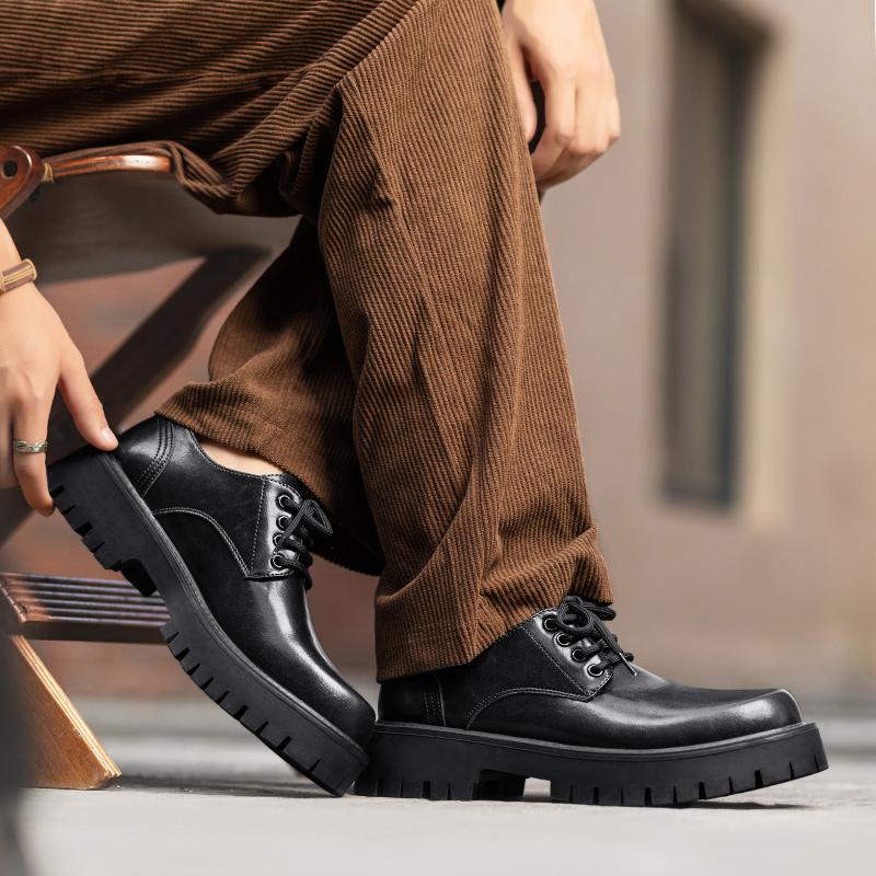 Мужские кожаные туфли на толстой подошве. Модный минималистичный дизайн. Для отдыха на природе. Модные вечерние деловые походные туфли. Черные мужские молодежные туфли.