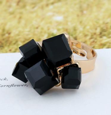 Регулируемое кольцо с геометрическим кластерным дизайном, featuring multiple faceted stones set on metal band for women fashion jewelry