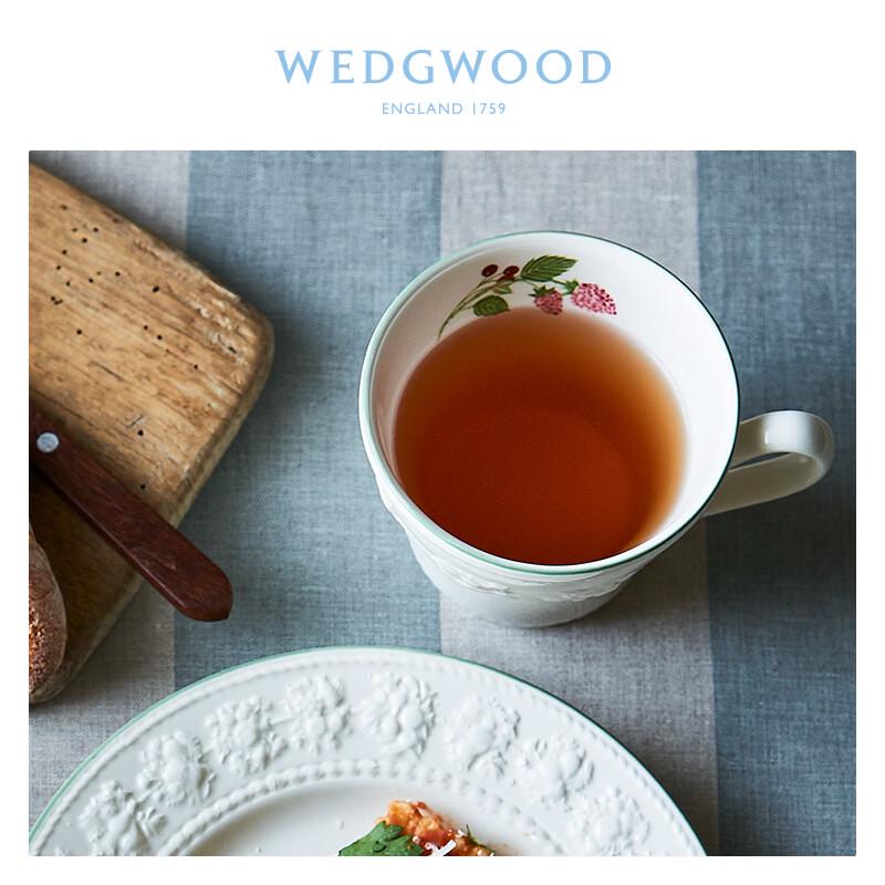 Wedgwood Набор кружек «Радостный праздник» с малиновым принтом