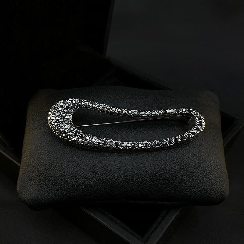 Irregular-shaped Oval Brooch, Feminine Charm, Diamond-encrusted Geometric Brooch, Niche High-end Design Sense